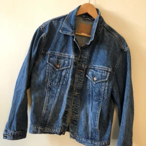  - Snyggt sliten jeansjacka från Crocker