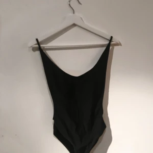  - Superfin svart baddräkt med sideboob - perfekt till sommaren! Köpte på Plick men satt inte bra på mig. Plastskydd finns kvar! Står storlek S men liten i storleken skulle jag säga!