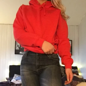  - Röd populär hoodie från BIK BOK Storlek: XS Skick: Använd men superfint skick ändå.  Pris: 120 + frakt Alla priser kan diskuteras. Finns ute på flera sidor. Köparen betalar frakt. 