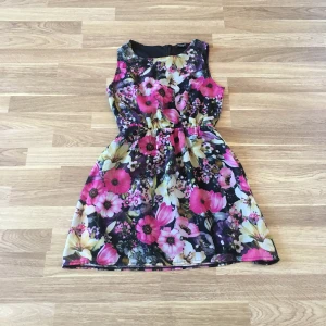  - Klänning från sisters, nyskick