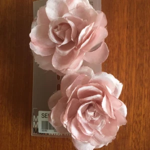  - Två hårspännen ca 6 cm i diameter 