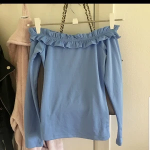  - En fin off shoulder tröja från gina tricot  I storlek xs