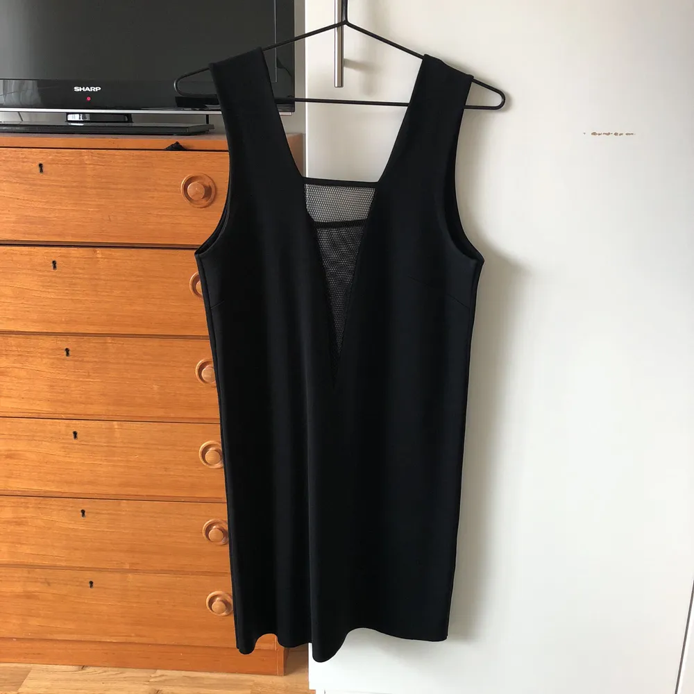 Snygg stilren svart klänning från Weekday. Urringad med ”nät” både fram och bak. Jättesnygg på! Är xs men passar s och m också! Aldrig använd, köparen betalar frakt ✨✨. Klänningar.