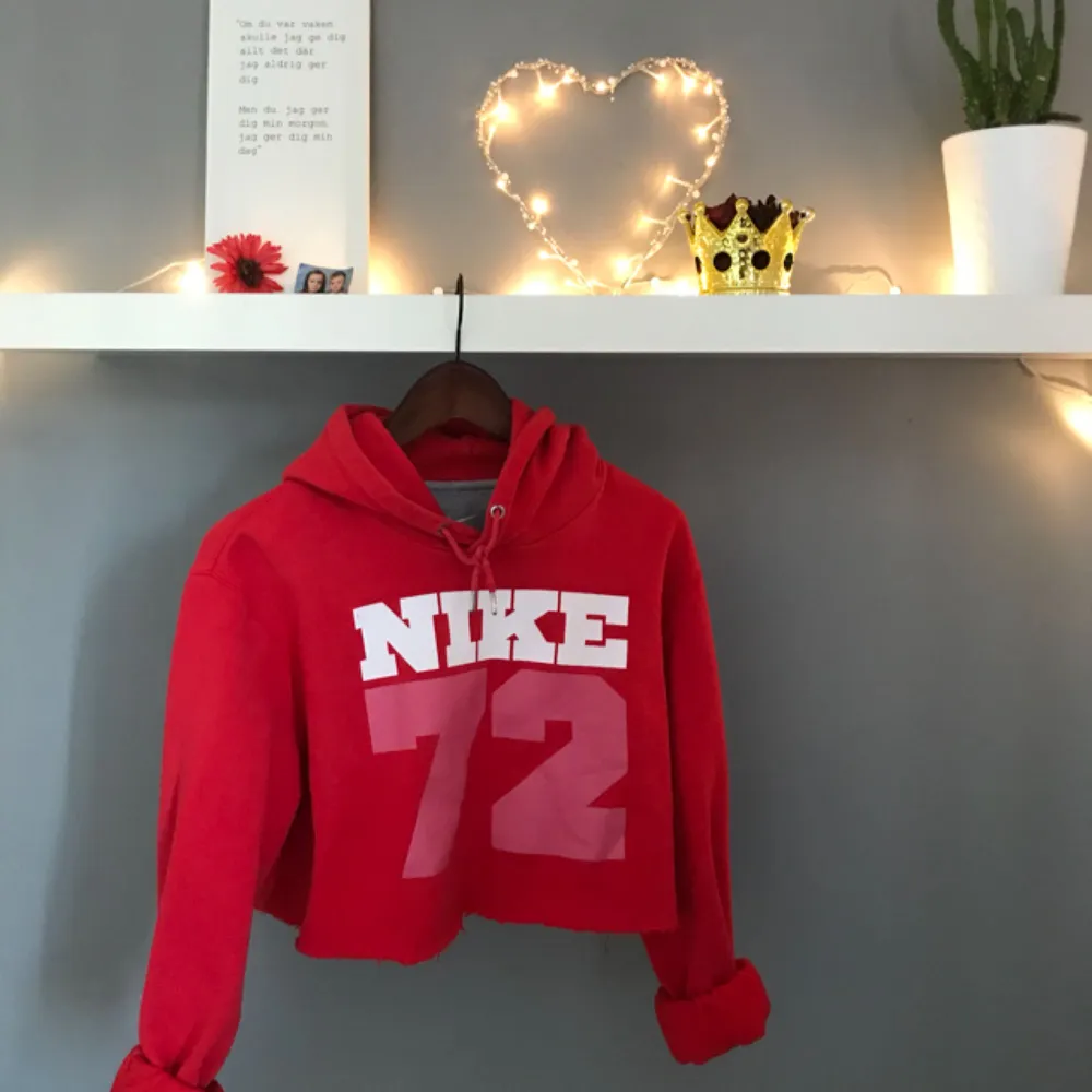 Avklippt Nike hoodie från början storlek L  Modern & bra kvalité Minns inte varifrån den är köpt då det var länge sen, finns absolut inte i affär. . Hoodies.
