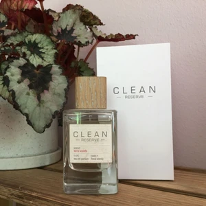 Clean parfym  - Unisex parfym från Clean, endast använd vid två tillfällen. Originalpris 1050kr. Toppnoter: Friska doft ackord. Hjärtnoter: Geranium, jasmine blad och kokos.  Basnoter: Musk, träiga doftnoter, tonka böna och vanilj från Madagaskar. Spana gärna in mina andra annonser för samfrakt!