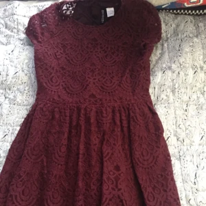  - Vinröd klänning med spets från H&M. Obs! Liten i strl mer som en 36:a. Fint skick!