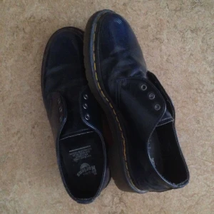  - Dr Martens vegan. Strl 37. Någon repa, annars nästan oanvända.
