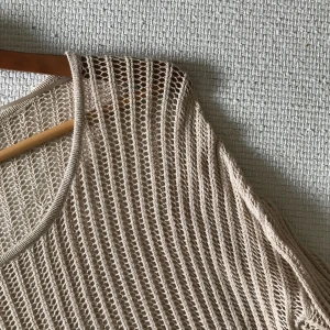  - Stickad sommartopp  Naturfärgad/nude Du betalar frakt!  Skickar gärna fler bilder 😊