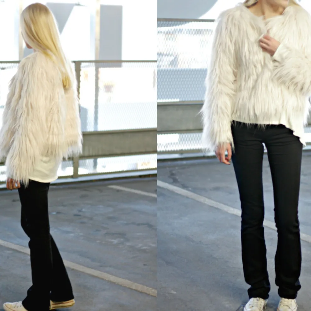 Säljer denna sjukt fina vita faux fur jackan från Gina Tricot!🌸 (inte min bild). Jackor.