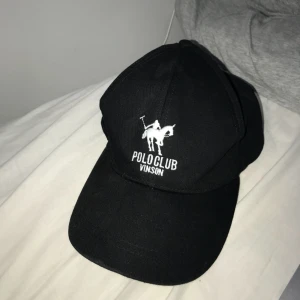  - keps från polo club. Köpare står för frakt :)