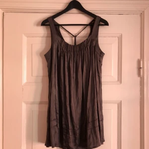  - Fin, lyxig, grå klänning i 95% silke. Använd sparsamt och i fint skick! Märke Pieszak