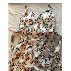  - short jumpsuit - öppen rygg mycket fint och helt nytt! Stl. 34  Priset ingår frakt :)