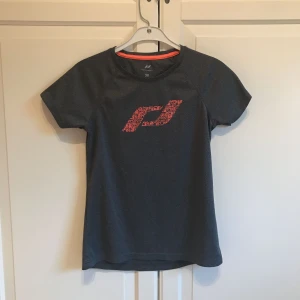  - Träningströja i funktionsmaterial. Sparsamt använd