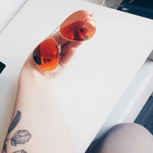  - Klassiska pilot Raybans   Väl använda, men det med kärlek.   Bara att skicka ett sms om du har frågor elöer funderingar! 🌸🌼🌸