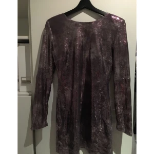  - Jättefin Paljettklänning från HM EXCLUSIVE!! Då jag tyvärr växt på alla håll och kanter så passet den inte längre mig. Köparen står för frakten :))