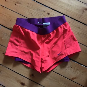  - Supersnygga corall/orange/rosa träningshsorts med inbyggda lila hotpants under! Supersköna att träna i💕💪🏼👊🏼