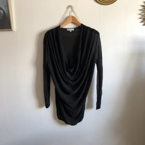  - Tröja med fint fall fram. Transparenta ärmar. Man kan ha den lite som man vill och vad som passar ens kroppstyp.