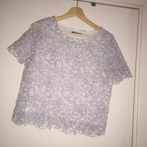  - Top i storlek 36 och kjol i storlek 38. Säljes ihop eller separat