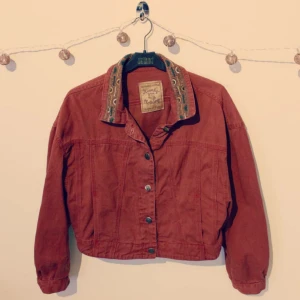  - Snygg hipster jeansjacka från Keenly Clothing! Mörk orange/brun med detaljer på kragen och Keenly knappar ♧ Storlek M (38-40). Köparen betalar frakten