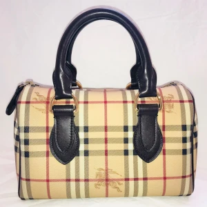  - Säljer min Burberry väska som jag köpte i våras! Endast använd ett fåtal gånger!  Jag har swish, och har fler bilder om ni behövs.  Accepterar avhämtning eller så skickas den med postnord  köparen betalar på frakt. 