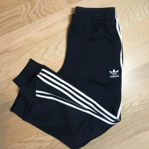  - Adidas mjukbyxor. Oanvända. PassarM/L/XL beroende på hur man vill att de ska sitta. Frakt tillkommer