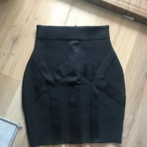  - Helt ny, aldrig använd bandagekjol från Bikbok. Hög i midjan, väldigt tight. Nypris 399kr. Frakt 39. Swish föredras. 