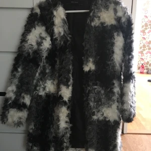  - Säljer min snygga "får" kappa i lite längre modell. Jättesnygg!   Storlek S 