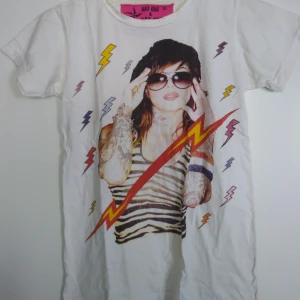  - T-shirt med tryck på Kat von D, köpt på Blue Fox. Inget tryck på ryggen. Gratis frakt!