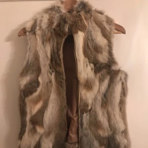  - Hollies pälsväst storlek S, endast använd en gång 