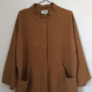  - Tunn senapsgul/rostbrun kappa i linne-liknande material från Monki. Den är lite gulare i verkligheten än på bilden! Oversize i modellen, superfin rundad hals och stora fickor. ✨  Kan mötas upp i centrala Sthlm eller posta ✨