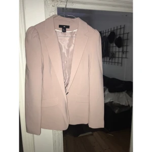  - Storlek S.  Välkommen till min sida! Jag kör en garderobsrensning och säljer massa fina kläder! Önskas samfrakt vänligen skicka PM. Nya annonser kommer upp löpande. Passa på att fynda!  Kläderna etc leveras hela och tvättade om inget annat anges.