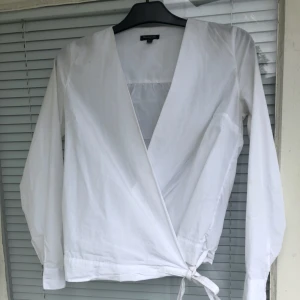  - Blus från Massimo Dutti säljes. Sparsamt använd. Inga skavanker eller liknande. Hör av er om ni har frågor/vill ha fler bilder:) 