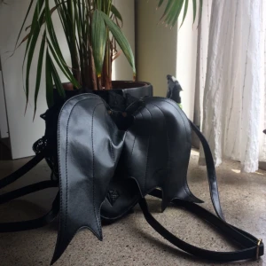  - Fortsättning följer på R.I.P. Emo-Lovisa. Supersnygg svart, hjärtformad & vamp ryggväska m. vingar & (wait for it!) spets såklart!! Läderliknande material (ej äkta!! Gotta keep them animals alive)🦇🦇🖤🖤  🌻Mötas i Malmö/Frakt tillkommer🦕 No refunds 🌻