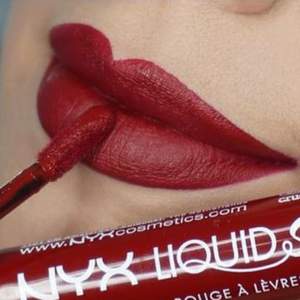 Nästan oanvänt matt liquid lipstick läppstift från nyx i färgen ”cherry skies” 🍒🦕 så fint! Säljes pga har redan ett till. Cruelty free! 