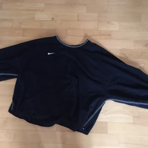  - Avklippt nike tjocktröja i fleece matrial, köpt på Humana