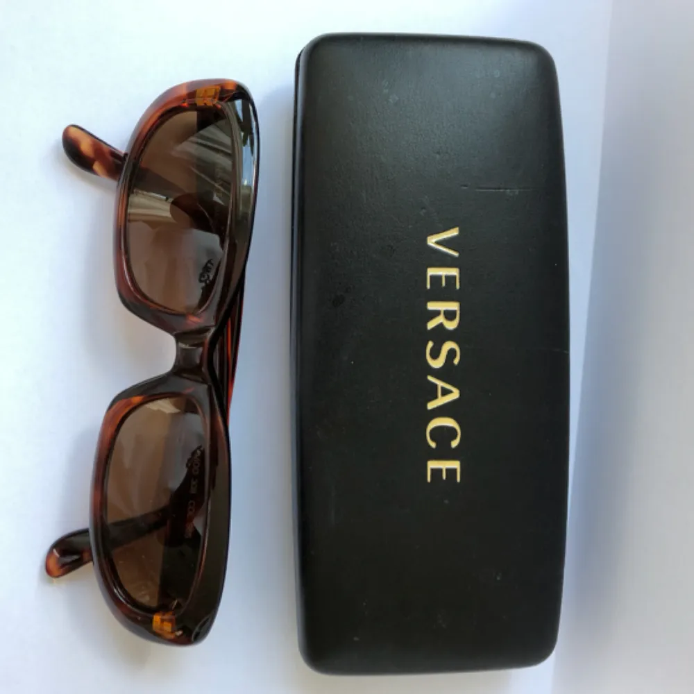 Versace vintage solglasögon . Accessoarer.