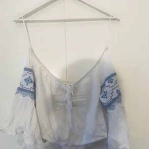  - FÅ FYRA VALFRIA PLAGG FÖR 200 kr!! Bara intresserad av ett plagg, PMa!   Offshoulders topp från hm! 