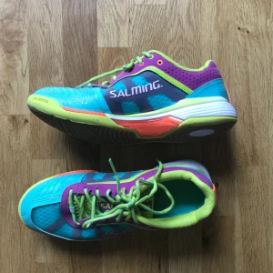  - Helt nya salmings inneskor, säljes pga för stor storlek.