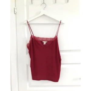  - Vinrött spetslinne från H&M. Endast prövad, aldrig använd. I fint skick.