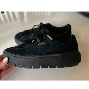  - Svarta sneakers från puma i äkta läder. Guldiga detaljer. Köpt för 1199kr. Använda fåtal gånger, i fint skick. 