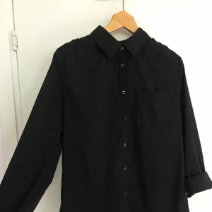  - Lite tunnare skjorta i siden (typ??). Får vika upp armarna lite pga saknas en knapp längst ned men annars i fint skick!