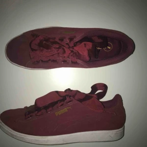  - Vinröda puma basket heart suede. Ny pris 900. Använda några få gånger. De har ett lite märke på ena skosnöret, men inget som märks