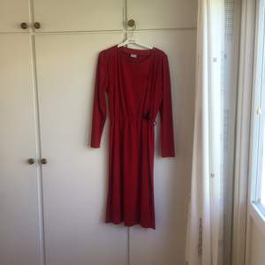 Röd långklänning! Färgen stämmer bäst överens med andra bilden🍎 priset är inklusive frakt!