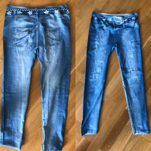  - Leggings i jeansimitation  Använda ganska mkt fast det inte syns. Har 38-40 i byxor och kan ha dom utan problem. När jag använde dom var jag en 34-36a.  Märket minns jag inte och det står inget i heller.  