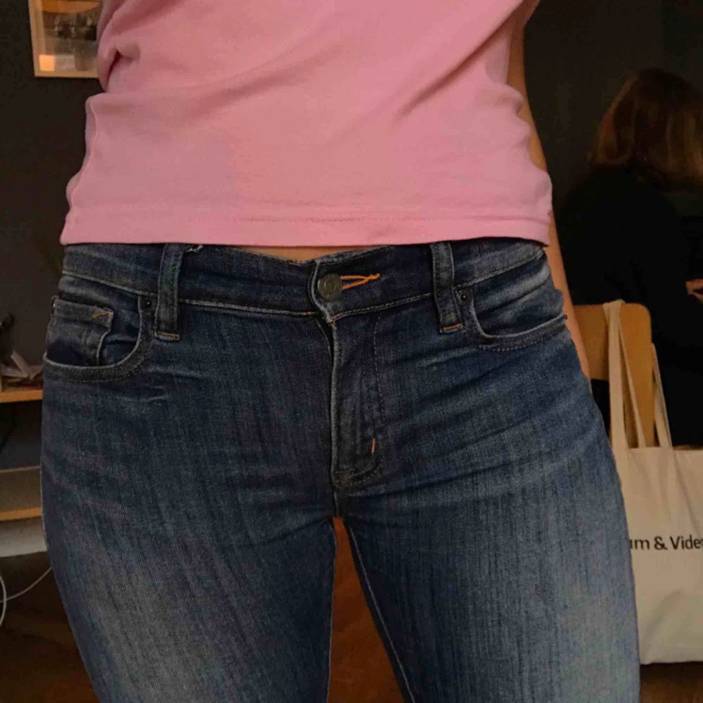 Åtsmitande jeans med låg midja, klassisk blå färg. Stretchigt material, så de funkar till flera storlekar. På högra fickan har trådarna lossnat lite, men det går  lätt att fixa och annars märks det inte så mycket (se sista bilden). Mötes upp i Stockholm!. Jeans & Byxor.