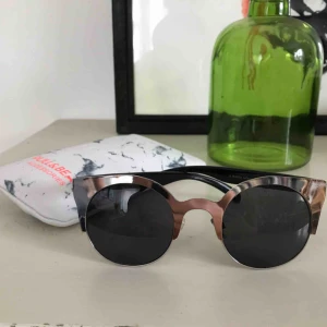  - Silvriga solglasögon från Pull&Bear, aldrig använda. Glasögonfodral + putsduk ingår! Frakt tillkommer 