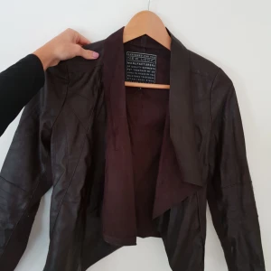  - Mörkbrun fake läderjacka med mocka inslag! 