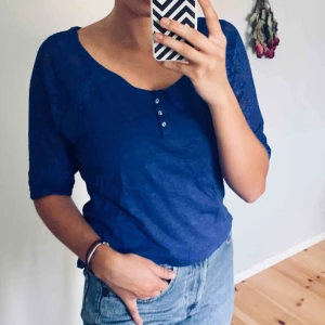  - Superfin blå Hollistertröja med spetsdetaljer på ärmarna🤗 Man kan också ta ner den på ena axeln💗 frakt 25kr