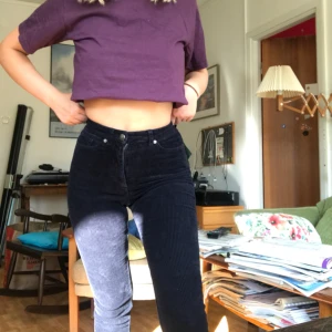  - Ett par mörkblå manchester byxor. Köparen står för frakt💖💓