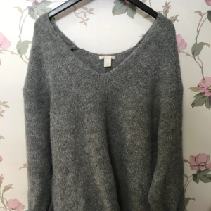  - Fint stickad tröja från H&m. Bra kvalite, stor i storleken.
